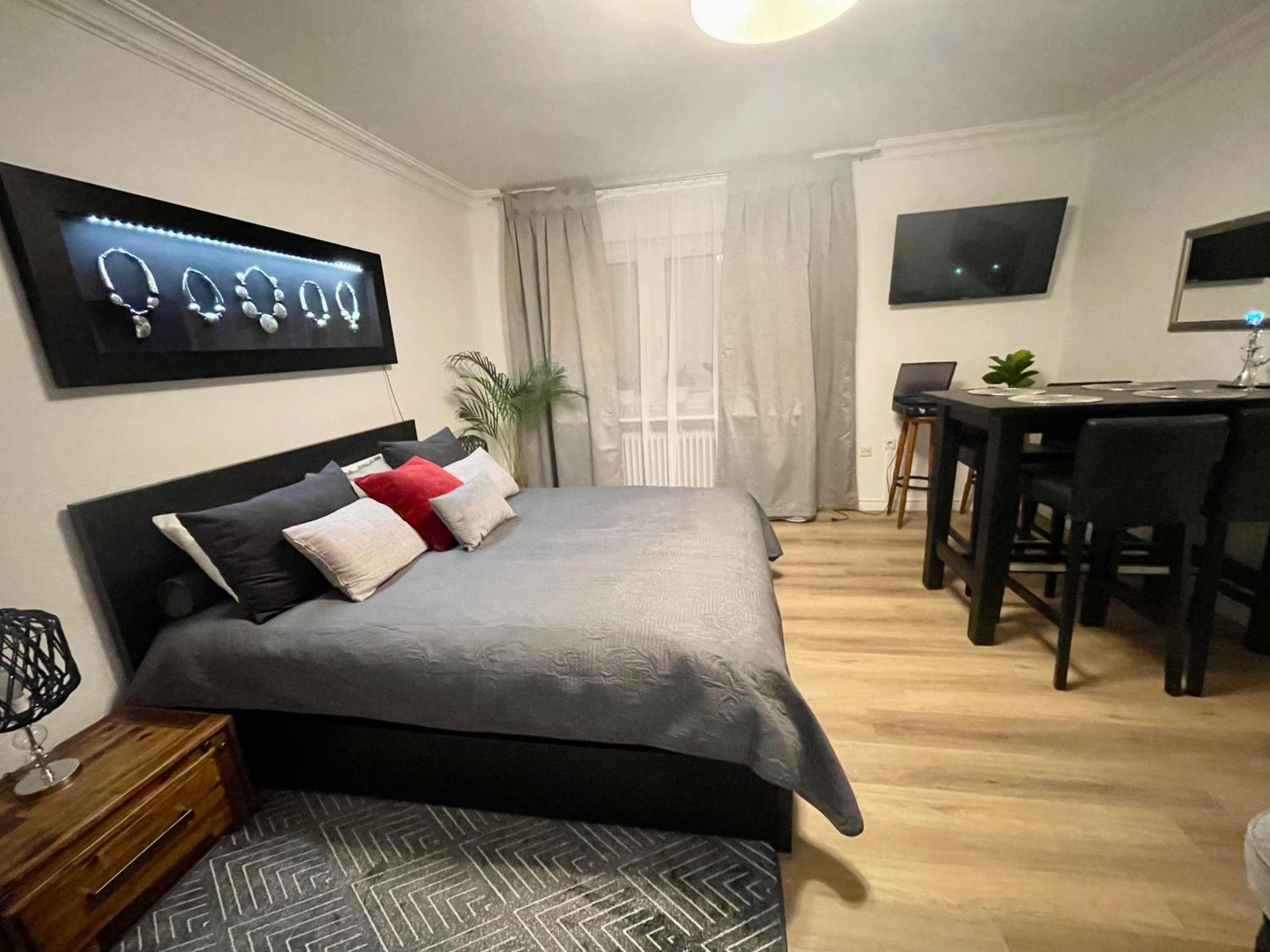 Tunnel - Nordbahntrasse, Kontaktloser Self-check-in, Netflix * Wuppertal